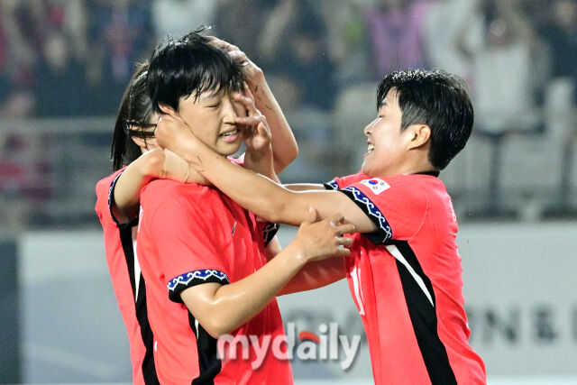 극적인 동점골을 넣은 정다빈을 격하게 축하해주는 지소연(오른쪽)