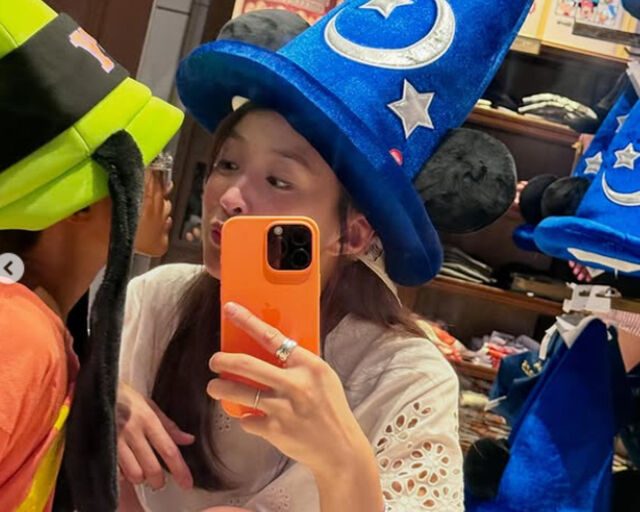 이시영이 기념품 숍에서 모자를 쓰고 아들과 뽀뽀를 하고 있다. / 이시영 소셜미디어