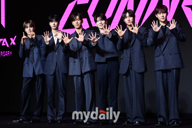 2025년 7월 16일 오후 여의도 콘래드 서울에서 진행된 몬스타엑스 콘서트 ‘2025 몬스타엑스 커넥트 엑스’ 기자회견에서 멤버들이 포즈를 취하고 있다. / 곽경훈 기자 (kphoto@mydaily.co.kr)