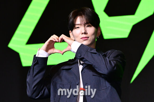 2025년 7월 16일 오후 여의도 콘래드 서울에서 진행된 몬스타엑스 콘서트 ‘2025 몬스타엑스 커넥트 엑스’ 기자회견에서 기현이 포즈를 취하고 있다. / 곽경훈 기자 (kphoto@mydaily.co.kr)