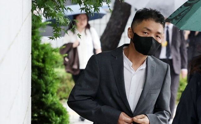 SM 엔터테인먼트 인수 과정에서 시세조종을 지시·공모한 혐의로 재판에 넘겨진 카카오 창업자 김범수 미래이니셔티브센터장이 지난달 20일 오전 서울 양천구 서울남부지방법원에서 열린 27차 공판에 출석하고 있다. /뉴시스
