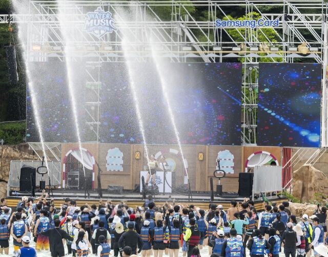 지난 12일 캐리비안 베이 워터 뮤직 풀파티에서 코요태 공연이 펼쳐지고 있다. /삼성물산