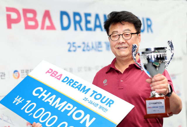 김무순이 드림투어 개막전 우승 후 기념 사진을 찍고 있다./PBA