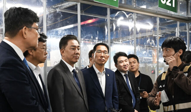 김병기 더불어민주당 당대표 직무대행 겸 원내대표 등 민주당 의원들이 16일 서울 서초 양재동 쿠팡로지스틱스서비스(CLS) 서브허브를 방문해 폭염 예방 현장을 점검했다. /쿠팡