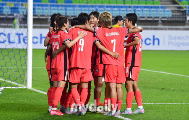 2025년 7월 16일 오후 경기도 수원월드컵경기장에서 2025 동아시아축구연맹(EAFF) E-1 챔피언십(동아시안컵) 여자부 3차전, 대한민국과 대만의 경기가 열렸다. 대한민국 지소연이 후반전 PK로 골을 넣고 동료들과 함께 기뻐하고 있다./수원월드컵경기장=유진형 기자 