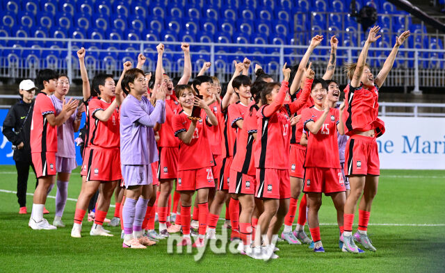 2025년 7월 16일 오후 경기도 수원월드컵경기장에서 2025 동아시아축구연맹(EAFF) E-1 챔피언십(동아시안컵) 여자부 3차전, 대한민국과 대만의 경기가 열렸다.대한민국이 2-0으로 승리하며 2005년 초대 대회 우승 이후 20년 만에 동아시안컵 정상에 오른 뒤 기뻐하고 있다./수원월드컵경기장=유진형 기자
