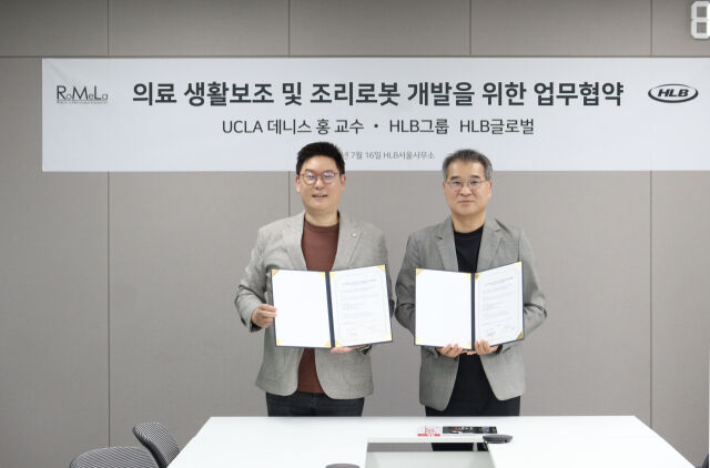 김광재 HLB글로벌 대표(사진 오른쪽)와 데니스 홍이 ‘인공지능 기반 의료·생활보조 로봇 개발을 위한 업무협약’을 체결한 후 기념촬영을 하고 있다. /HLB글로벌