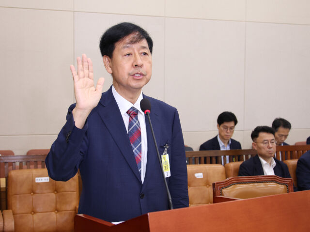 구윤철 경제부총리 겸 기획재정부 장관 후보자가 17일 서울 여의도 국회 기획재정위원회에서 열린 인사청문회에서 선서를 하고 있다./뉴시스