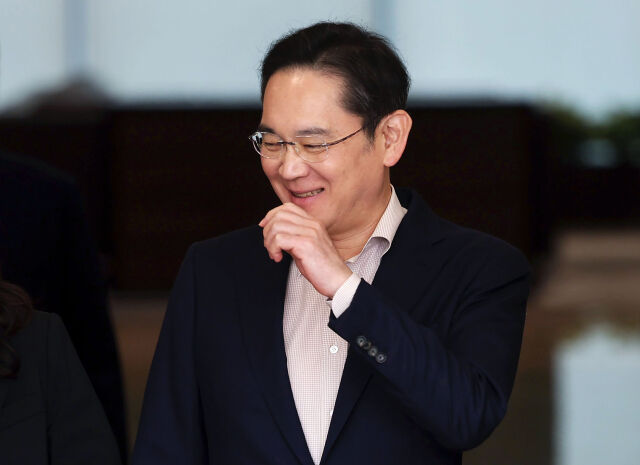 일본 출장을 마친 이재용 삼성전자 회장이 4월 서울 강서구 김포비즈니스항공센터(SGBAC)로 귀국하고 있다. /뉴시스