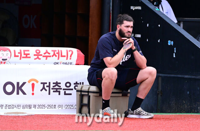 2025년 7월 17일 오후 경기도 수원 KT위즈파크에서 열린 '2025 신한 SOL뱅크 KBO 리그' 한화 이글스와 KT 위즈의 경기. 한화 선발투수 폰세가 그라운드를 보며 생각에 잠겨있다./수원 = 유진형 기자