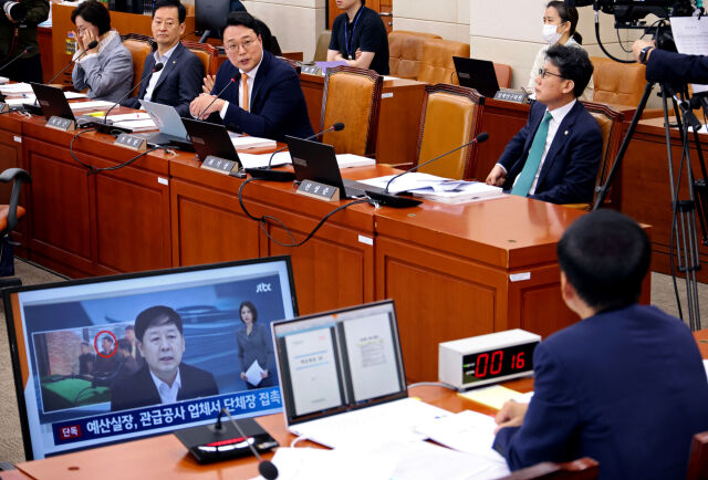 구윤철 기획재정부 장관 후보자가 17일 서울 여의도 국회 기획재정위원회에서 열린 인사청문회에서 기재부 예산실장 당시 관급공사 업체서 지자체장을 접촉한일과 관련한 천하람 개혁신당 의원의 질의를 듣고 있다./뉴시스