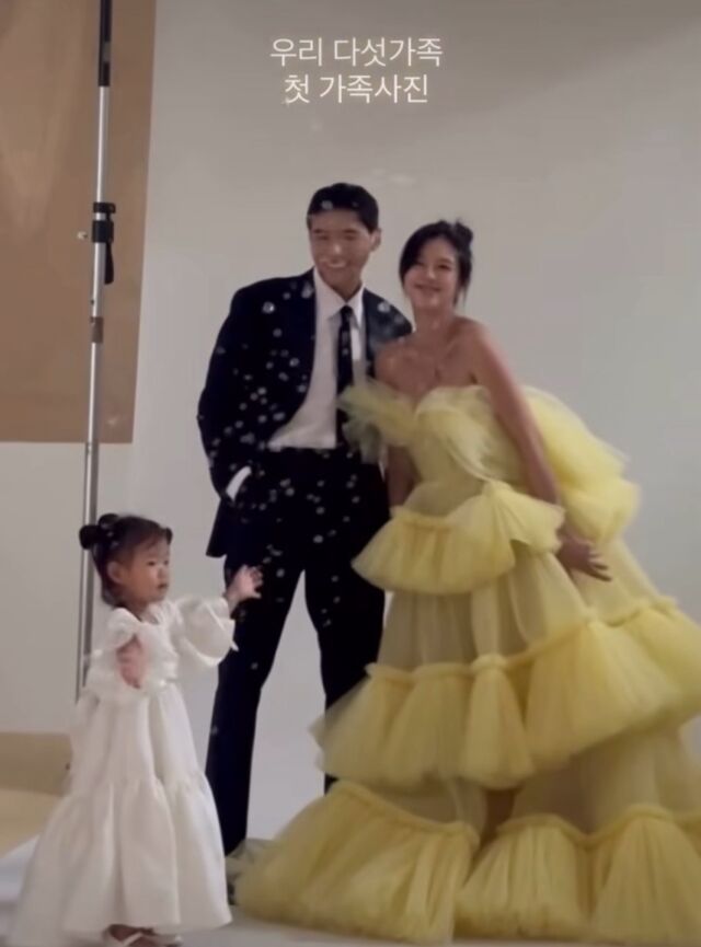 모델 겸 방송인 지소연과 송재희 부부가 만삭 화보 촬영을 진행했다. / 송재희 인스타그램