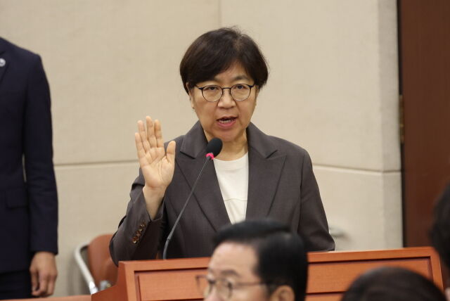정은경 보건복지부 장관 후보자가 18일 서울 여의도 국회 보건복지위원회에서 열린 인사청문회에서 선서를 하고 있다. /뉴시스