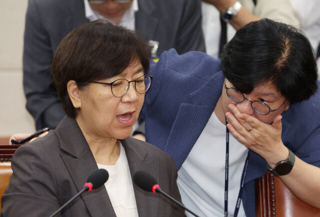 정은경 보건복지부 장관 후보자가 18일 서울 여의도 국회 보건복지위원회에서 열린 인사청문회에서 정회 후 복지부 관계자와 대화하고 있다. /뉴시스