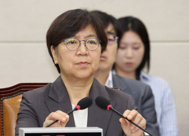 정은경 보건복지부 장관 후보자가 18일 서울 여의도 국회 보건복지위원회에서 열린 인사청문회에서 마이크를 고쳐잡고 있다. /뉴시스