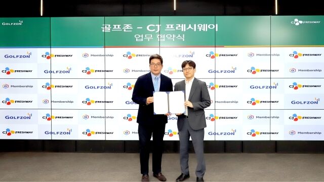 지난 10일 골프존타워서울에서 진행된 업무 협약식에서 손장순 골프존 플랫폼사업부장(왼쪽)과 최석중 CJ프레시웨이 FS사업담당이 기념사진을 촬영하고 있다. /골프존