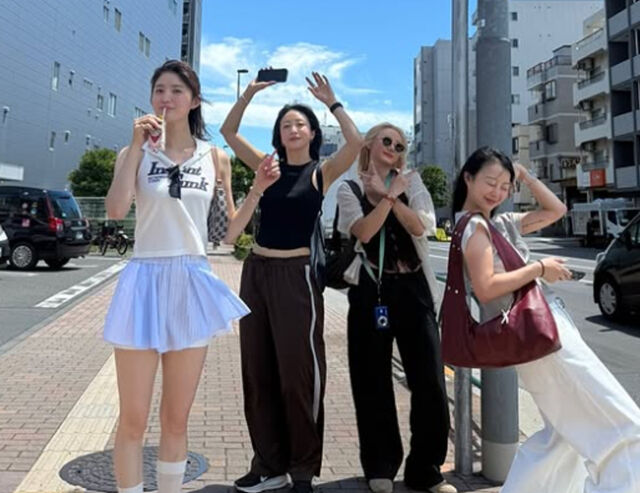 EXID 멤버들이 각양각색 패션으로 도쿄 길거리에서 사진을 찍고 있다. / 혜린 소셜미디어