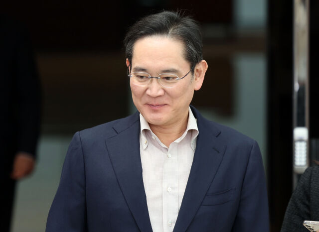 일본 출장을 마친 이재용 삼성전자 회장이 서울 강서구 김포비즈니스항공센터(SGBAC)로 귀국하고 있다. / 뉴시스