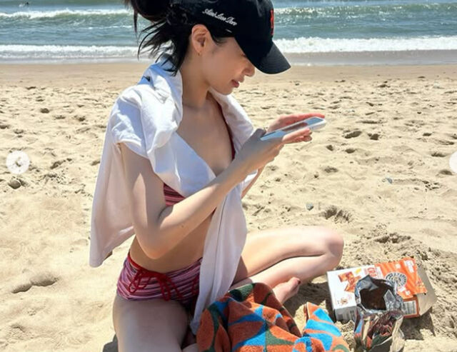 박규영이 삼각 비키니를 입고 휴가를 즐기고 있다. / 박규영 소셜미디어