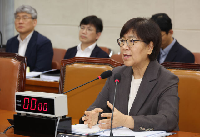 정은경 보건복지부 장관 후보자가 18일 서울 여의도 국회 보건복지위원회에서 열린 인사청문회에서 의원 질의에 답하고 있다. /뉴시스