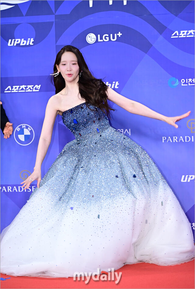 ▲ 넘어진 임윤아가 멋쩍은 미소를 짓고 있다.
