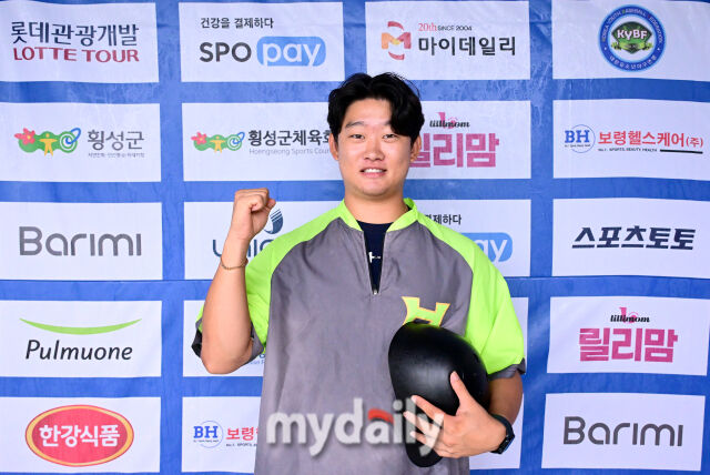 2025년 7월 19일 강원도 횡성베이스볼파크에서 '제2회 마이데일리배 전국유소년야구대회' 용인 모현 야구단과 횡성 한우리 유소년야구단 경기가 열렸다. 횡성 한우리 유소년야구단 양성근 감독이 승리 후 포즈를 취하고 있다./횡성=유진형 기자