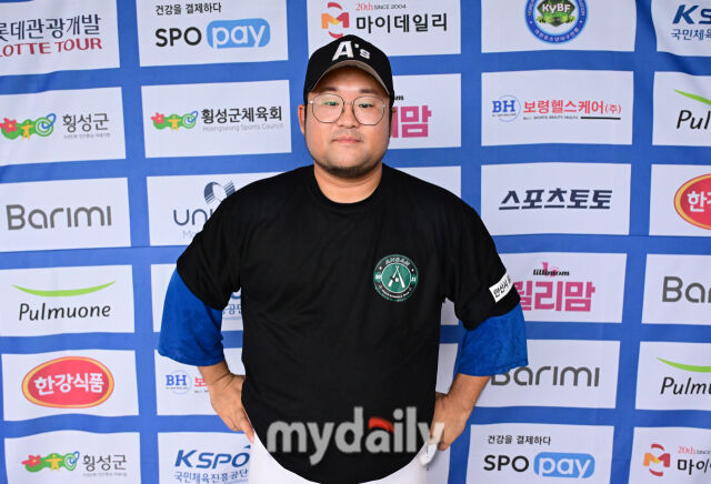 2025년 7월 19일 강원도 횡성베이스볼파크에서 '제2회 마이데일리배 전국유소년야구대회' 안산시 유소년야구단과 동신중학교의 경기가 열렸다. 안산시 유소년야구단 성양민 감독이 승리 후 인터뷰를 하고 있다./횡성베이스볼테마파크=유진형 기자