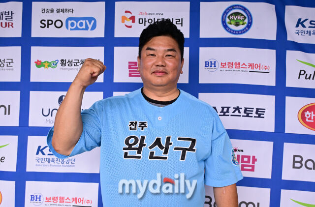 2025년 7월 19일 강원도 횡성베이스볼파크에서 '제2회 마이데일리배 전국유소년야구대회'가 열렸다. 전주완산구유소년야구단 조일현 감독이 인사하고 있다./횡성베이스볼테마파크=유진형 기자