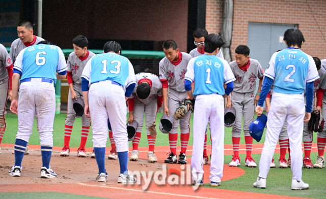 충암중(위)과 노원구 유소년야구단 선수들이 경기 후 인사를 나누고 있다. /횡성베이스볼테마파크=유진형 기자