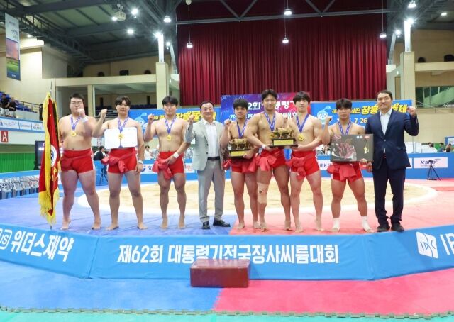 20일 전라남도 장흥군 장흥실내체육관에서 열린 '제62회 대통령기전국장사씨름대회' 남자고등부 단체전 우승을 차지한 마산용마고(경상남도)가 정진환 감독(왼쪽 첫번째)과 함께 기념사진을 찍고 있다./대한씨름협회