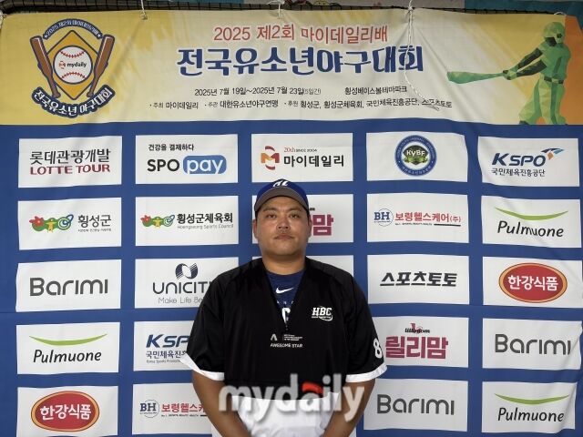 2025년 7월 20일 강원도 횡성베이스볼파크에서 '제2회 마이데일리배 전국유소년야구대회' 함안 BSC와 세종시유소년야구단의 경기가 열렸다. 함안 BSC 강언호 감독이 승리 후 인터뷰를 하고 있다. /횡성베이스볼테마파크=진병권 기자