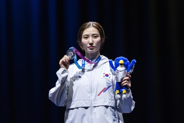 은메달을 목에 걸고 기뻐하는 모별이. /매니저먼트사인 스포노베이션 제공