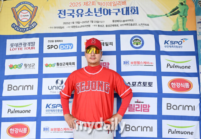 21일 강원도 횡성군 횡성베이스볼파크에서 '2025 제2회 마이데일리배 전국유소년야구대회'가 열렸다. 유소년(청룡) 리그 (U-13) 16강전 과천시와 세종시의 경기에서 9-2로 승리한 세종시 장재혁 감독이 포즈를 취하고 있다. /횡성베이스볼테마파크=송일섭 기자
