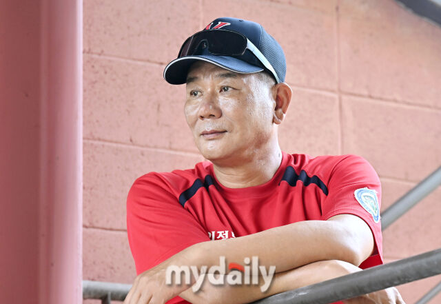 제2회 마이데일리배 전국유소년야구대회에서 선수들의 경기를 바라보는 유영대 감독. /횡성베이스볼테마파크=송일섭 기자
