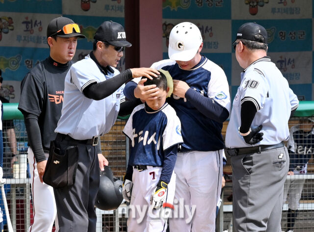 21일 강원도 횡성군 횡성베이스볼파크에서 '2025 제2회 마이데일리배 전국유소년야구대회'가 열렸다. 유소년(청룡) 리그 (U-13) 16강전 대전서구와 구리시의 16강전 경기에서 구리시 박근후가 공에 맞은뒤 괴로워 하고 있다./횡성베이스볼테마파크=송일섭 기자