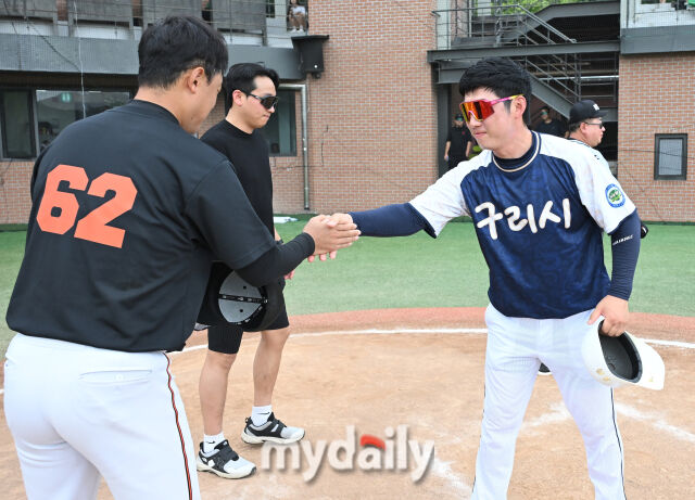 21일 강원도 횡성군 횡성베이스볼파크에서 '2025 제2회 마이데일리배 전국유소년야구대회'가 열렸다. 유소년(청룡) 리그 (U-13) 16강전 대전서구와 구리시의 16강전 경기가 6-6 무승부로 끝난 뒤 추첨으로 구리시가 8강에 진출했다. 악수 나누는 양팀 감독들./횡성베이스볼테마파크=송일섭 기자