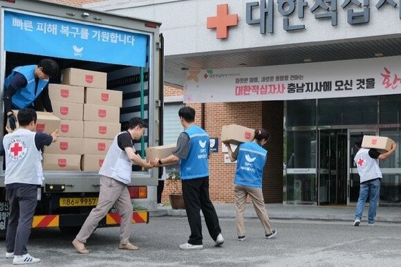 대한적십자사 충남지사에서 18일 SPC그룹 해피봉사단 직원들이 수해 이재민들을 위한 구호물품을 전달하고 있다. /SPC그룹