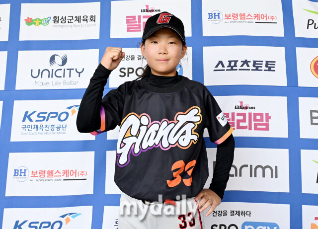 21일 강원도 횡성군 횡성베이스볼파크에서 '2025 제2회 마이데일리배 전국유소년야구대회'가 열렸다. 유소년(청룡) 리그 (U-13) 일산자이언츠와 시흥시의 16강전 경기에서 일산자이언츠가 5-4로 승리했다. 일산자이언츠의 이서은 선수가 포즈를 취하고 있다. /횡성베이스볼테마파크=송일섭 기자