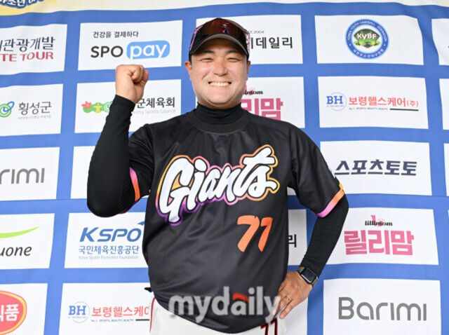 일산자이언츠 최영수 감독이 승리 후 파이팅을 외치고 있다. /횡성베이스볼테마파크=송일섭 기자