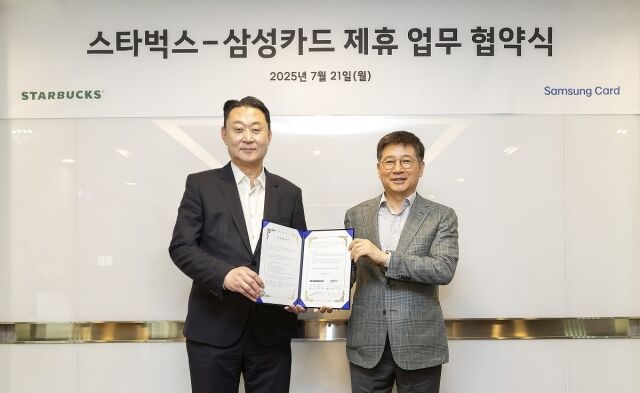 손정현스타벅스 코리아 대표이사(왼쪽) 와 김이태 삼성카드 사장이 지난 21일 카드 제휴 업무협약식에서 기념 촬영을 하고 있다. /스타벅스 코리아