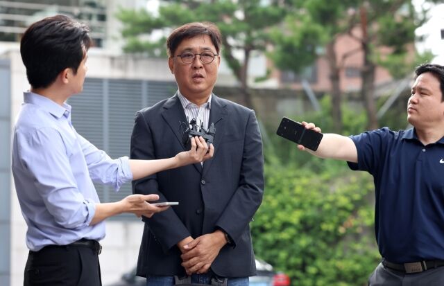 최휘영 문화체육관광부 장관 후보자가 14일 서울 종로구 국립현대미술관 서울관에 마련된 인사청문회 준비 사무실로 첫 출근하며 취재진의 질문에 답변하고 있다. /문화체육관광부