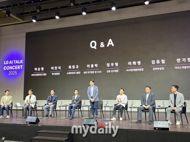 임우형 LG AI연구원 공동 연구원장이 22일 서울 강서구 마곡 LG사이언스파크에서 ‘AI 토크 콘서트 2025’에서 인사하고 있다. /박성규 기자