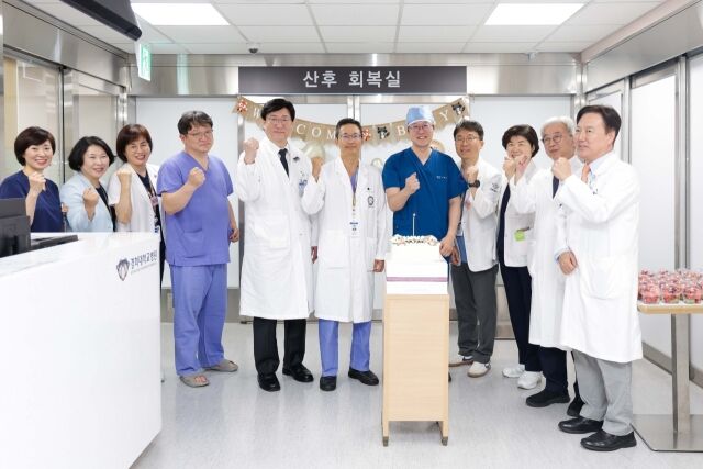 오주형 경희의료원장 겸 경희대병원장(왼쪽 5번째), 경희대병원 이영주 고위험산모센터장(7번째). /경희대학교병원