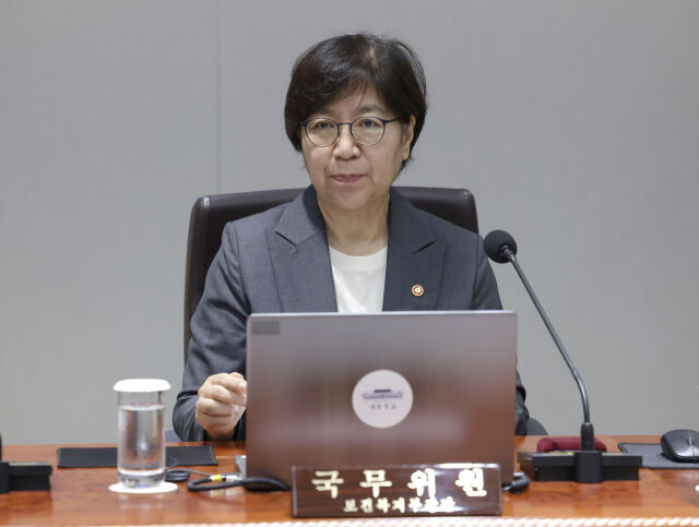정은경 보건복지부 장관이 22일 서울 용산 대통령실 청사에서 열린 국무회의에 참석하고 있다. /뉴시스