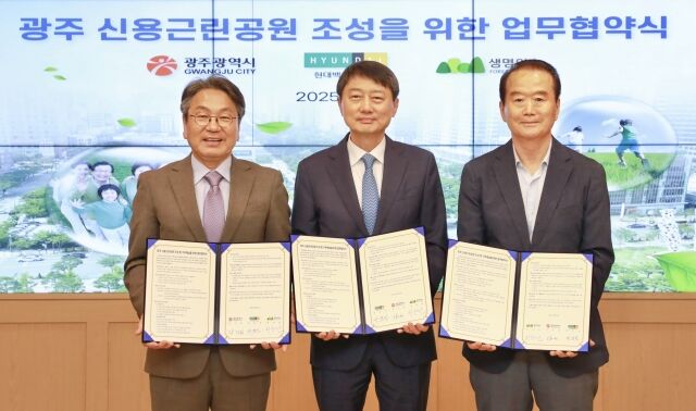 22일 광주광역시 서구 광주광역시청에서 장호진 현대지에프홀딩스 사장(가운데)이 강기정 광주광역시장(왼쪽), 허상만 생명의숲 이사장과 ‘리그린 파크 조성을 위한 업무협약식’에서 기념사진을 촬영하고 있다. /현대백화점그룹