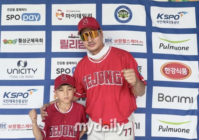 22일 강원도 횡성군 횡성베이스볼파크에서 '2025 제2회 마이데일리배 전국유소년야구대회'가 열렸다. 세종시유소년야구단의 박주혁과 장재혁 감독이 포즈를 취하고 있다. /횡성베이스볼테마파크=진병권 기자