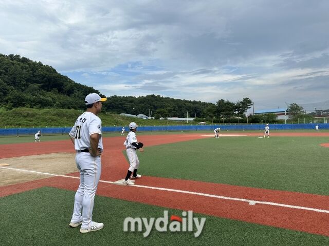 김종진 감독이 이끄는 도봉구유소년야구단이 경기 직후 수비 훈련을 진행하고 있다./횡성베이스볼테마파크=노찬혁 기자