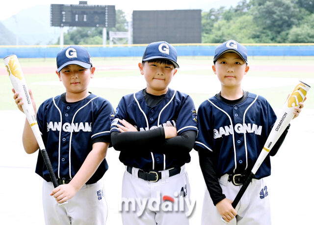22일 강원도 횡성군 횡성베이스볼파크에서 '2025 제2회 마이데일리배 전국유소년야구대회'가 열렸다. 배트들고 포즈 취하는 도곡중 선수들./횡성베이스볼테마파크=송일섭 기자