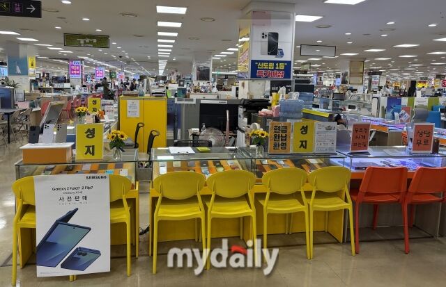 단통법 폐지 이틀째인 23일 낮 12시. 스마트폰 집단상가인 서울 신도림 테크노마트가 한산한 모습을 보이고 있다. /박성규 기자