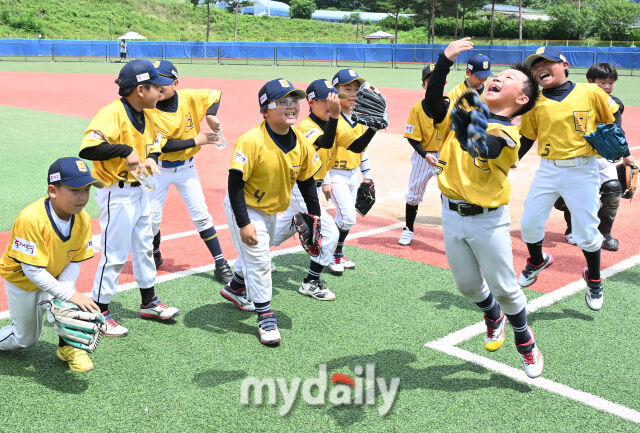 23일 강원도 횡성군 횡성베이스볼파크에서 '2025 제2회 마이데일리배 전국유소년야구대회'가 열렸다. 꿈나무(현무) 리그 (U-11) 결승전 파주시와 태백시의 경기에서 파주시 선수들이 7-4로 승리한 뒤 환호하고 있다./횡성베이스볼테마파크=송일섭 기자